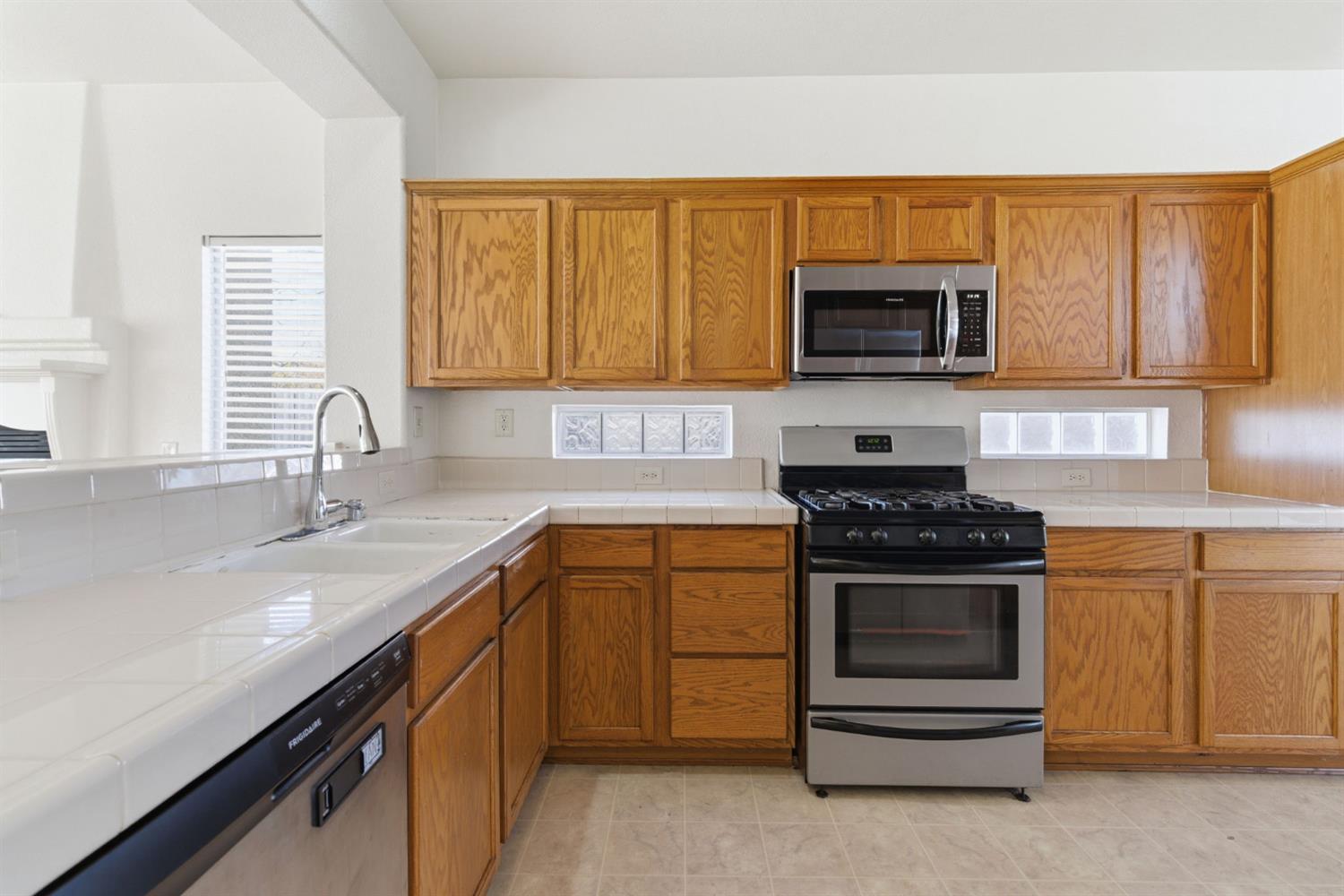 3920 Mt Ritter Court Stockton, CA 95212 - Photo 8 of 38