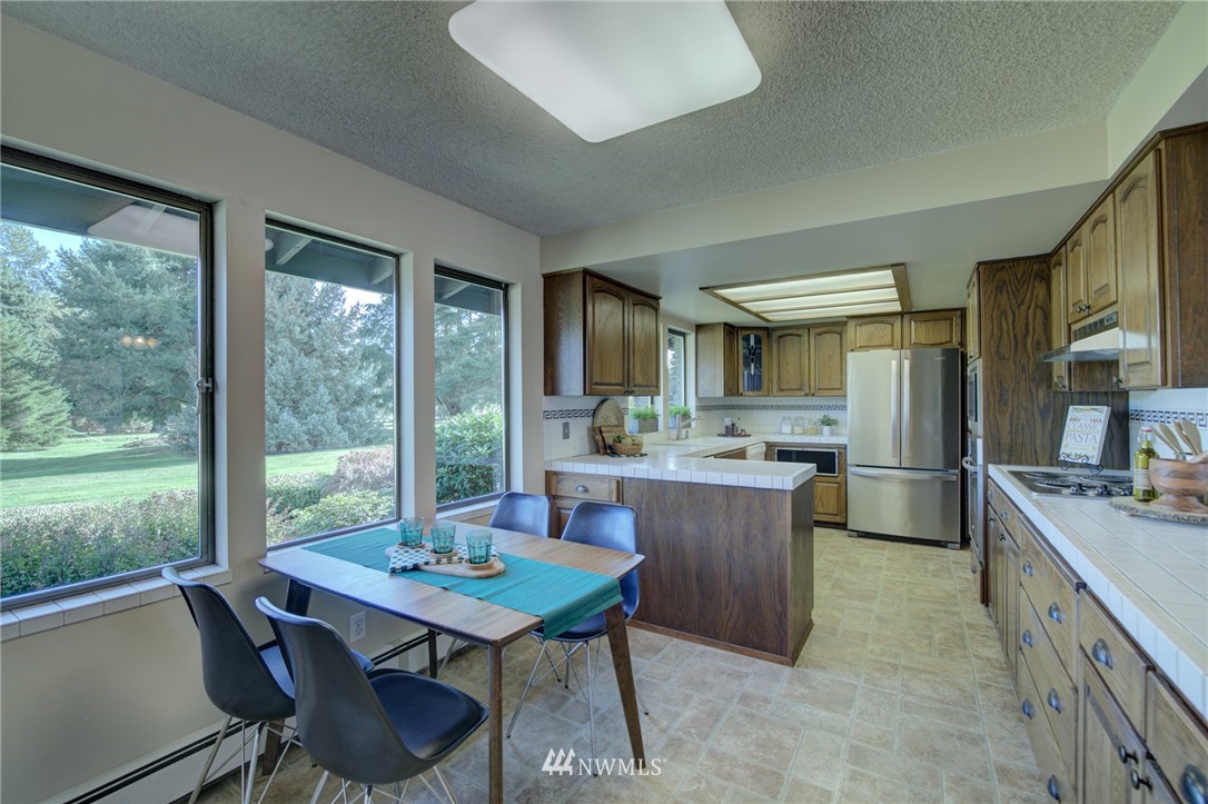 19415 Southeast 141st Street Renton, WA 98059 - Photo 21 of 39 a kitchen with a table and chairs in it