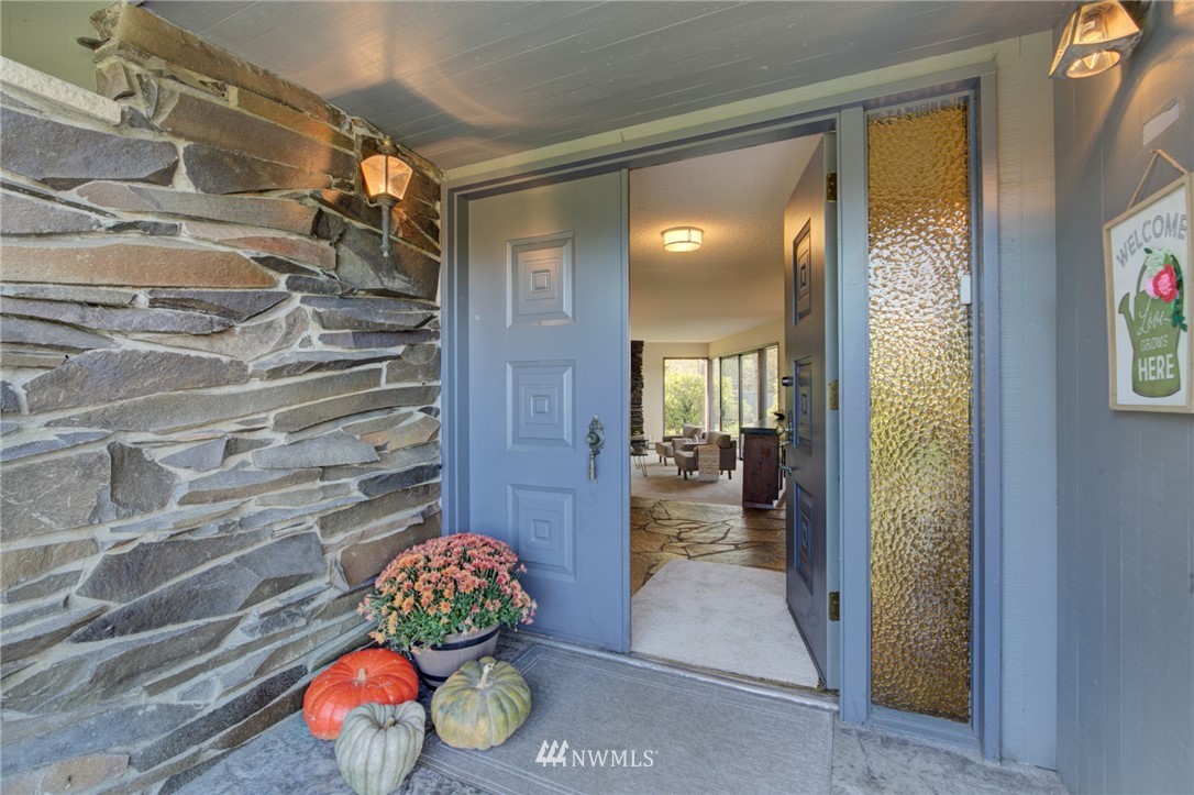 19415 Southeast 141st Street Renton, WA 98059 - Photo 9 of 39 a view of entryway with livingroom