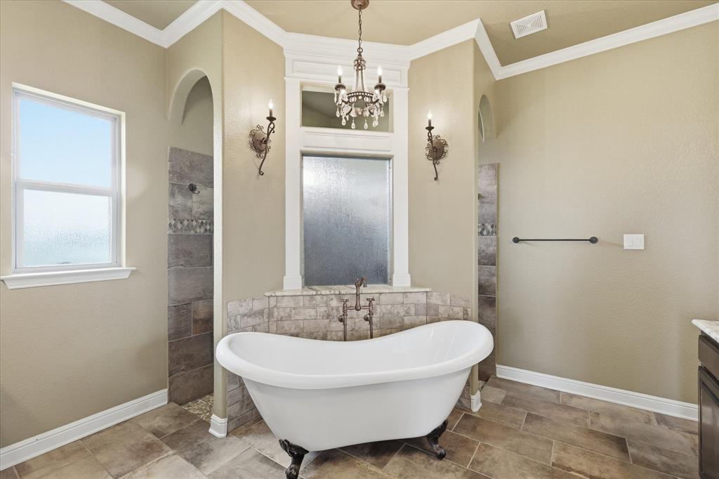 160 Vista Ridge North Decatur, TX 76234 - Photo 22 of 40 a bathroom with a bathtub and shower