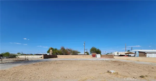 a view of a parking area