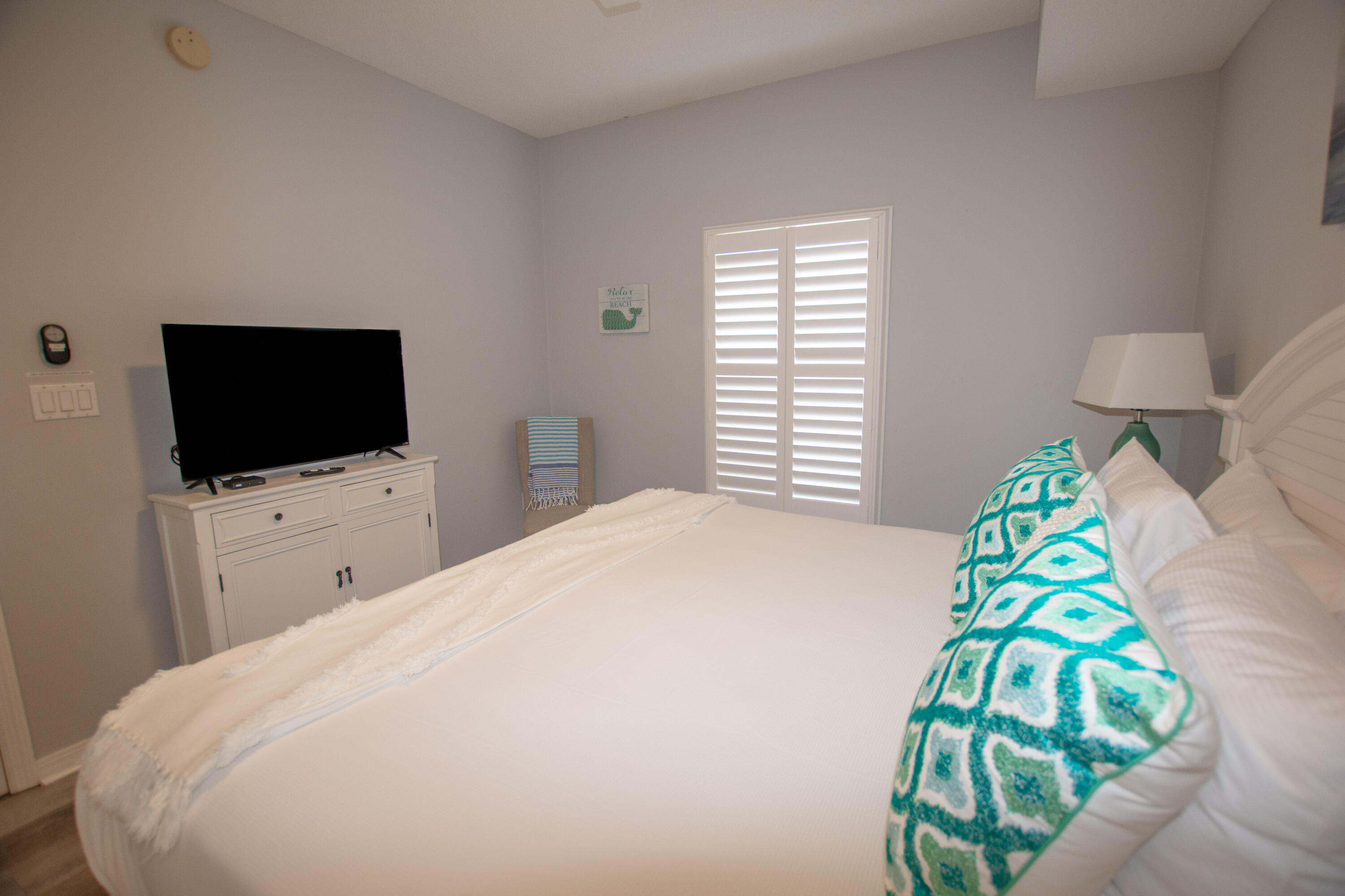 376 Santa Rosa Boulevard, Unit 507 Fort Walton Beach, FL 32548 - Photo 19 of 32 a bedroom with a bed and a flat screen tv