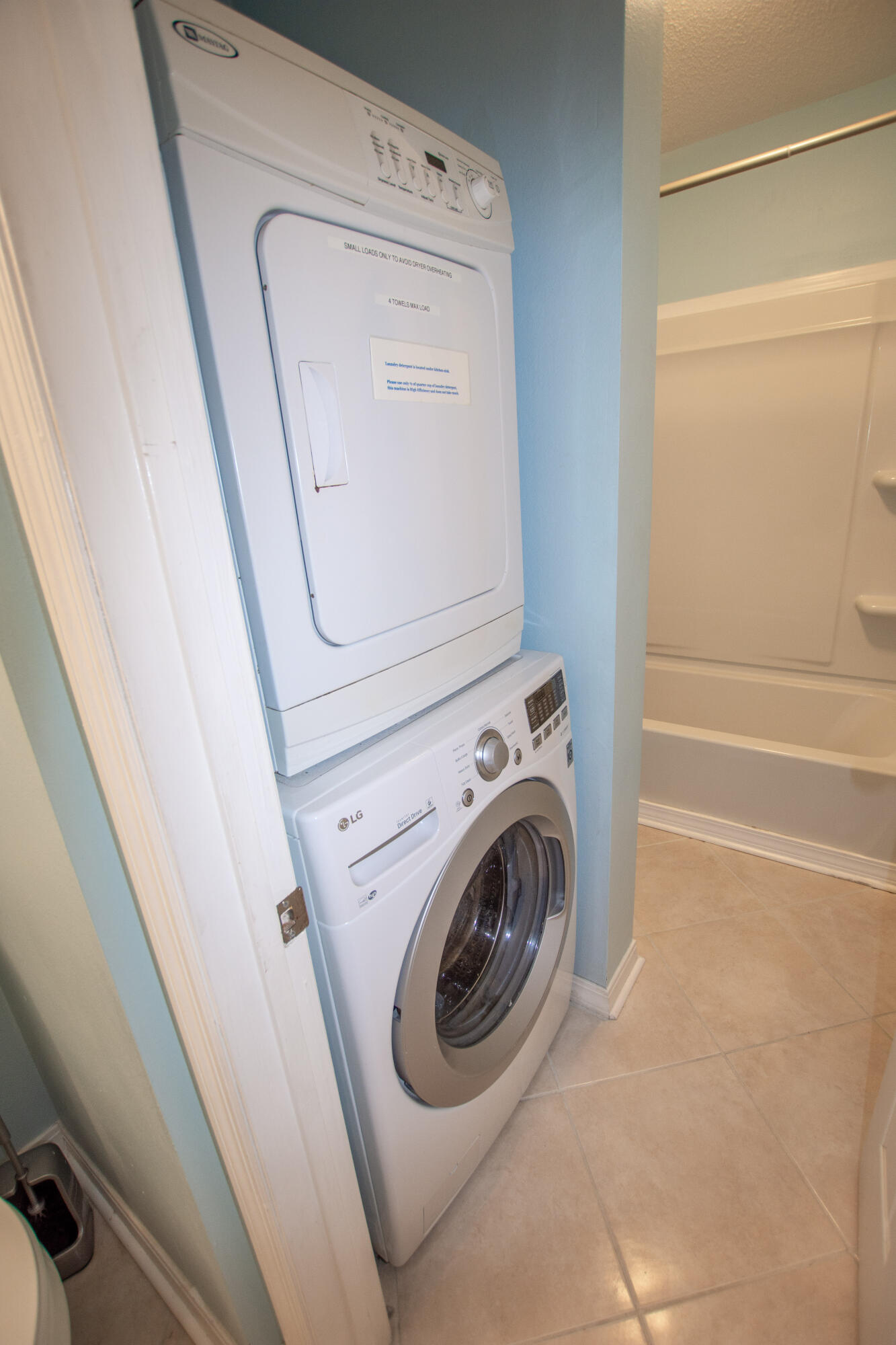 376 Santa Rosa Boulevard, Unit 507 Fort Walton Beach, FL 32548 - Photo 23 of 32 a utility room with dryer and washer
