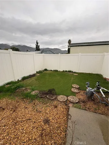 a view of a back yard