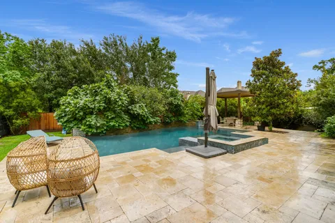 $975,000 | 10 Black Spruce Court, The Woodlands, TX 77375