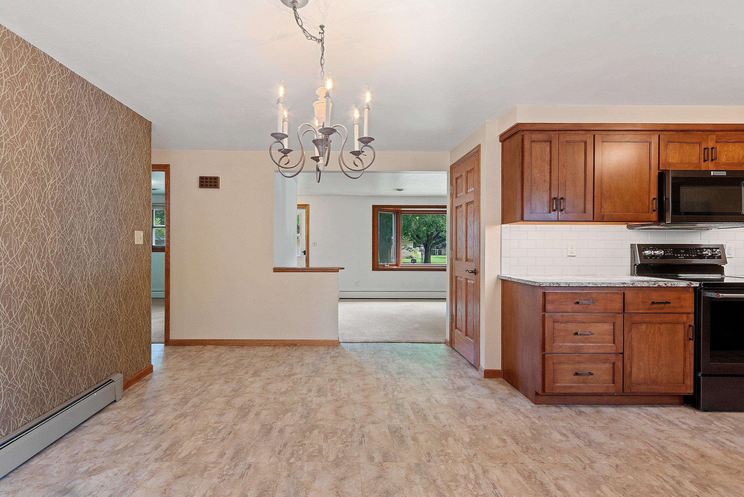 1203 Valleyview Road Green Bay, WI 54304 - Photo 11 of 81