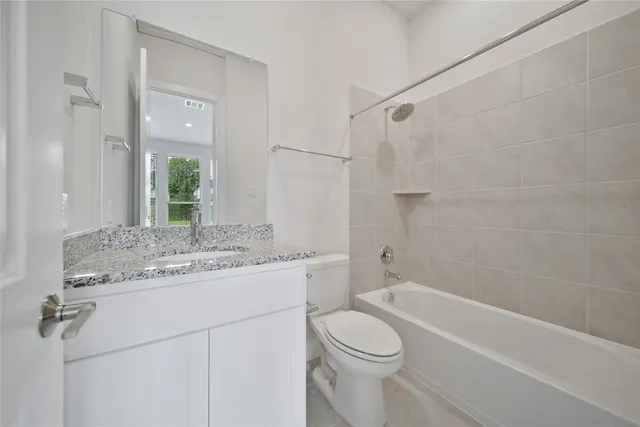 a view of a house with backyard and porch