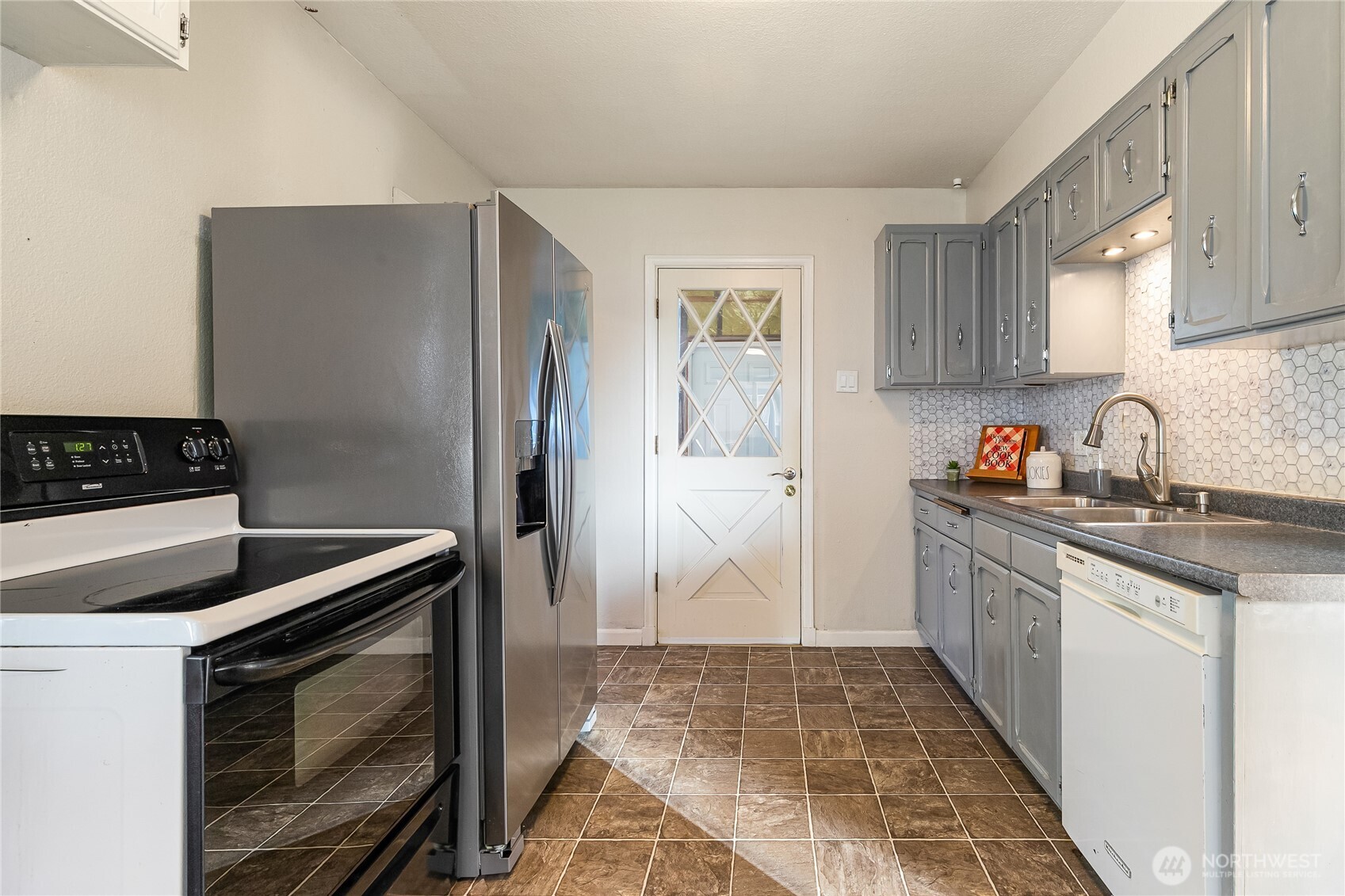414 Edson Street Lynden, WA 98264 - Photo 22 of 32 a kitchen with stainless steel appliances granite countertop a refrigerator and a stove