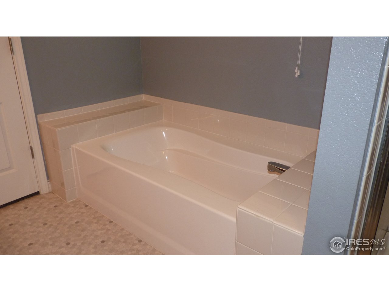 4672 West 20th Road, Unit 2224 Greeley, CO 80634 - Photo 10 of 16 Master tub