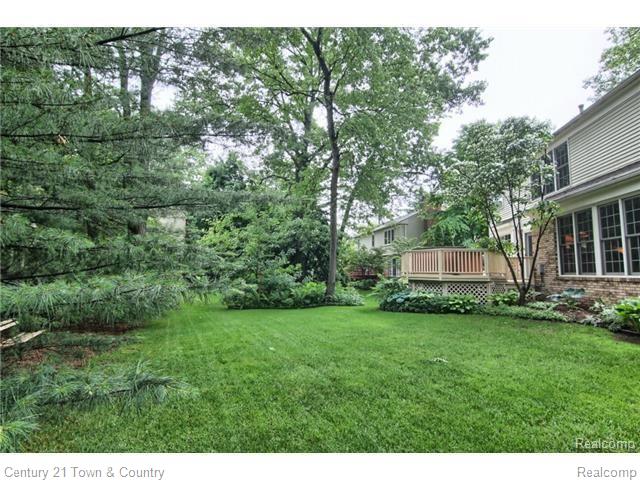 6820 High Ridge Road West Bloomfield, MI 48324 - Photo 6 of 33 6 EXTERIOR BACK YARD.jpg