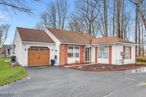 $459,900 | 67 Farnworth Close, Unit 1000, Freehold, NJ 07728