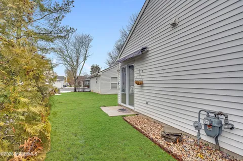 $459,900 | 67 Farnworth Close, Unit 1000, Freehold, NJ 07728