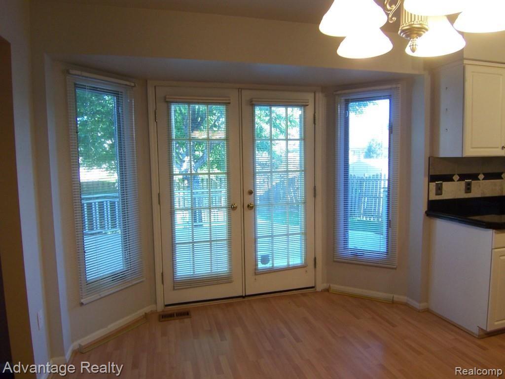 31203 Rothbury Way New Baltimore, MI 48047 - Photo 6 of 23 DINING AREA WITH BAY DOOR/WINDOWS