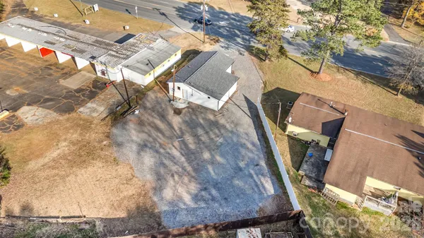 a view of a dry yard