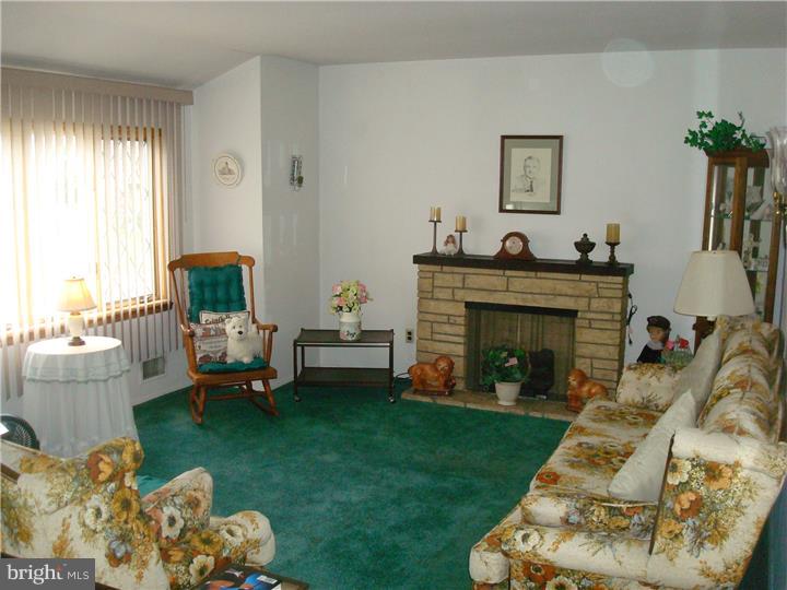 4 Thoreau Road Hamilton, NJ 08690 - Photo 5 of 17 Living Room