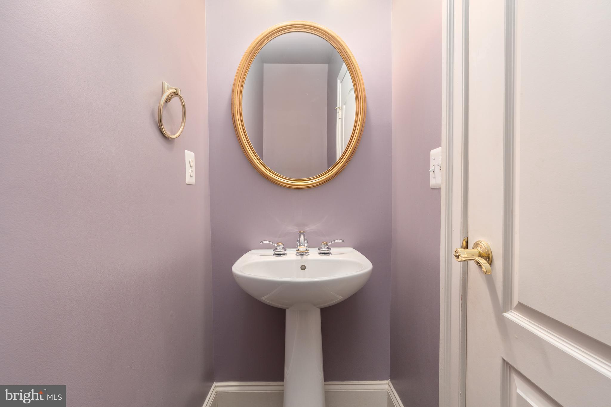 720 Carpenter Road Alexandria, VA 22314 - Photo 15 of 31 Powder room on main level