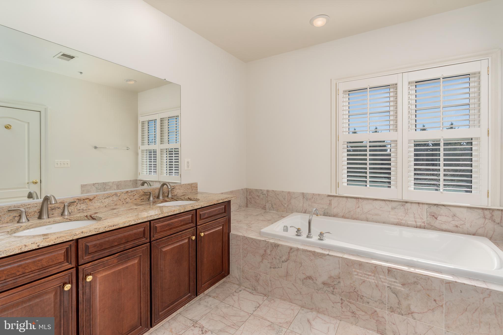 720 Carpenter Road Alexandria, VA 22314 - Photo 19 of 31 Ensuite primary