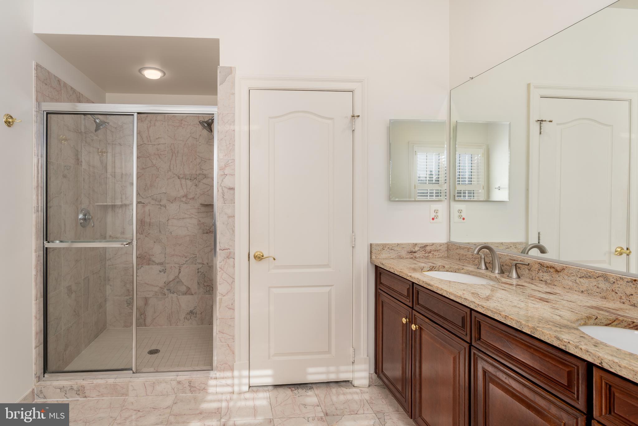 720 Carpenter Road Alexandria, VA 22314 - Photo 20 of 31 Soaking tub and walk-in shower