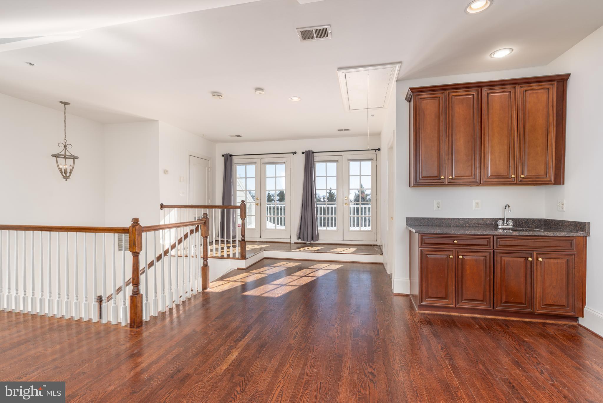 720 Carpenter Road Alexandria, VA 22314 - Photo 26 of 31 Rec room with bar area