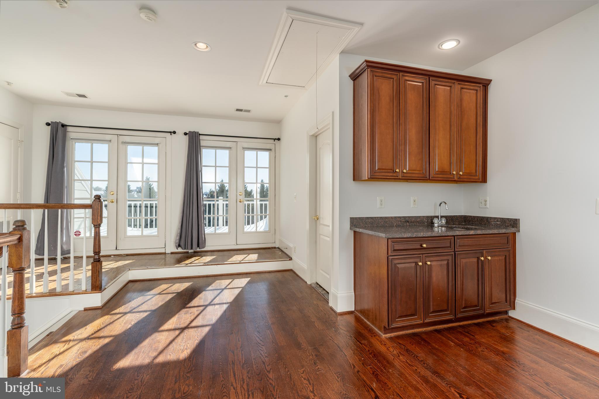 720 Carpenter Road Alexandria, VA 22314 - Photo 27 of 31 Walk out to roof deck