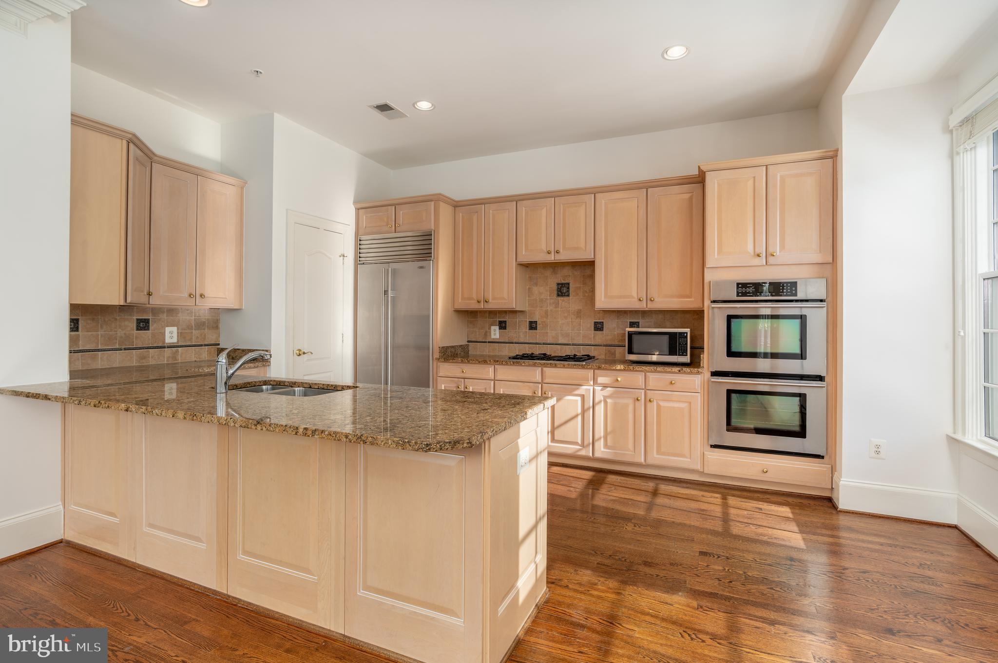 720 Carpenter Road Alexandria, VA 22314 - Photo 7 of 31 Gourmet eat-in kitchen