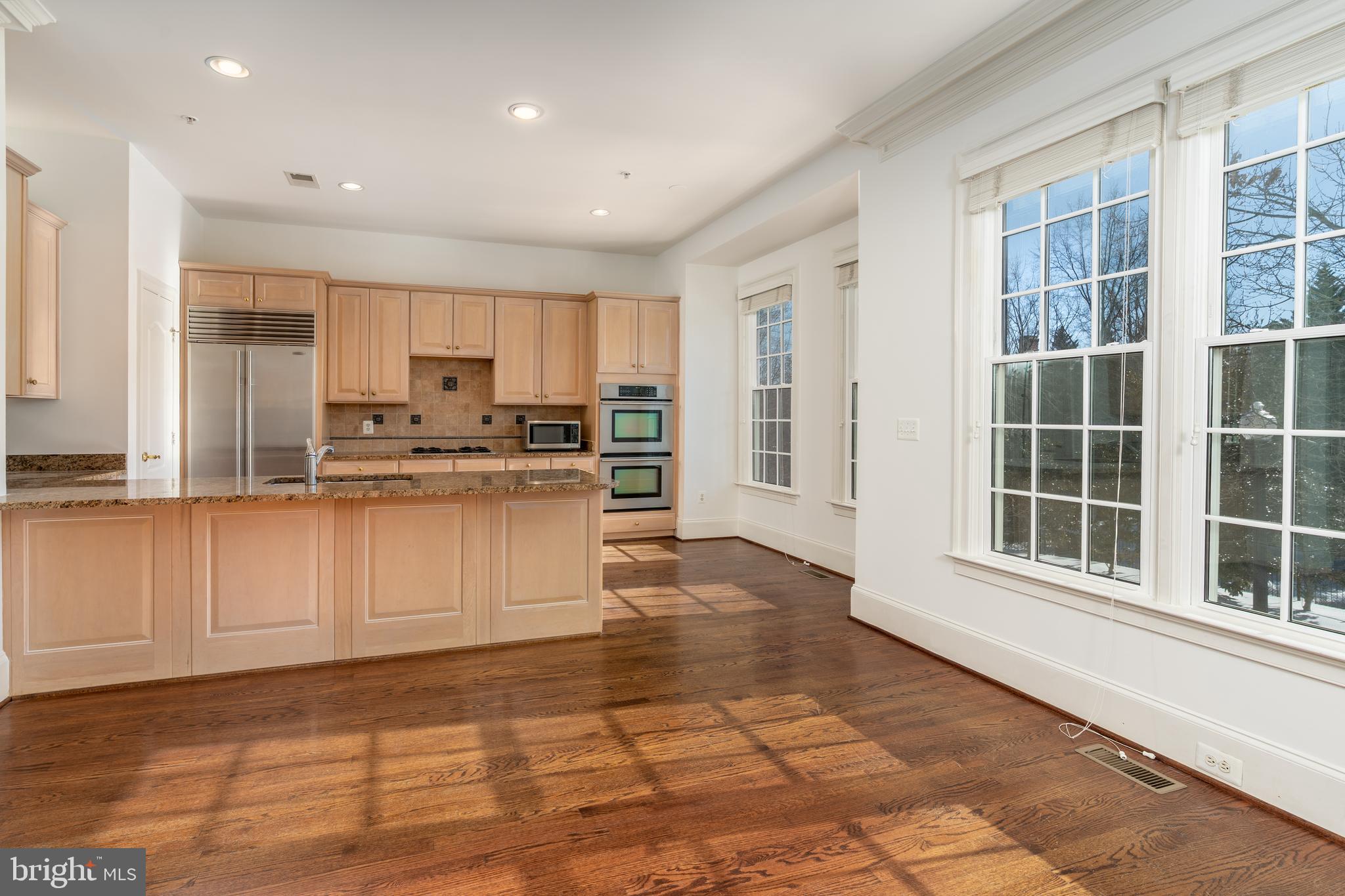 720 Carpenter Road Alexandria, VA 22314 - Photo 9 of 31 Flooded with natural light