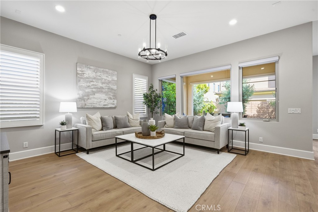 84 Rockinghorse Irvine, CA 92602 - Photo 3 of 41 Living Room