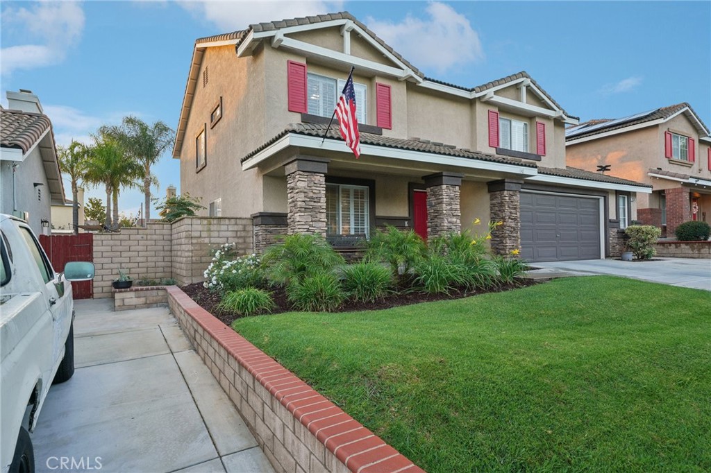 2575 Gilbert Avenue Corona, CA 92881 - Photo 5 of 58 a view of a house with a yard