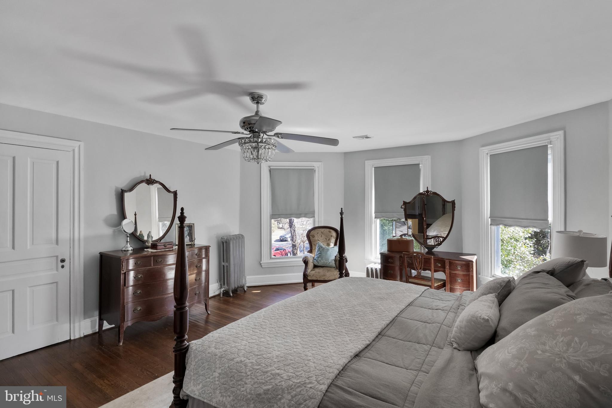 100 Main Street Riverton, NJ 08077 - Photo 28 of 44 a living room with furniture