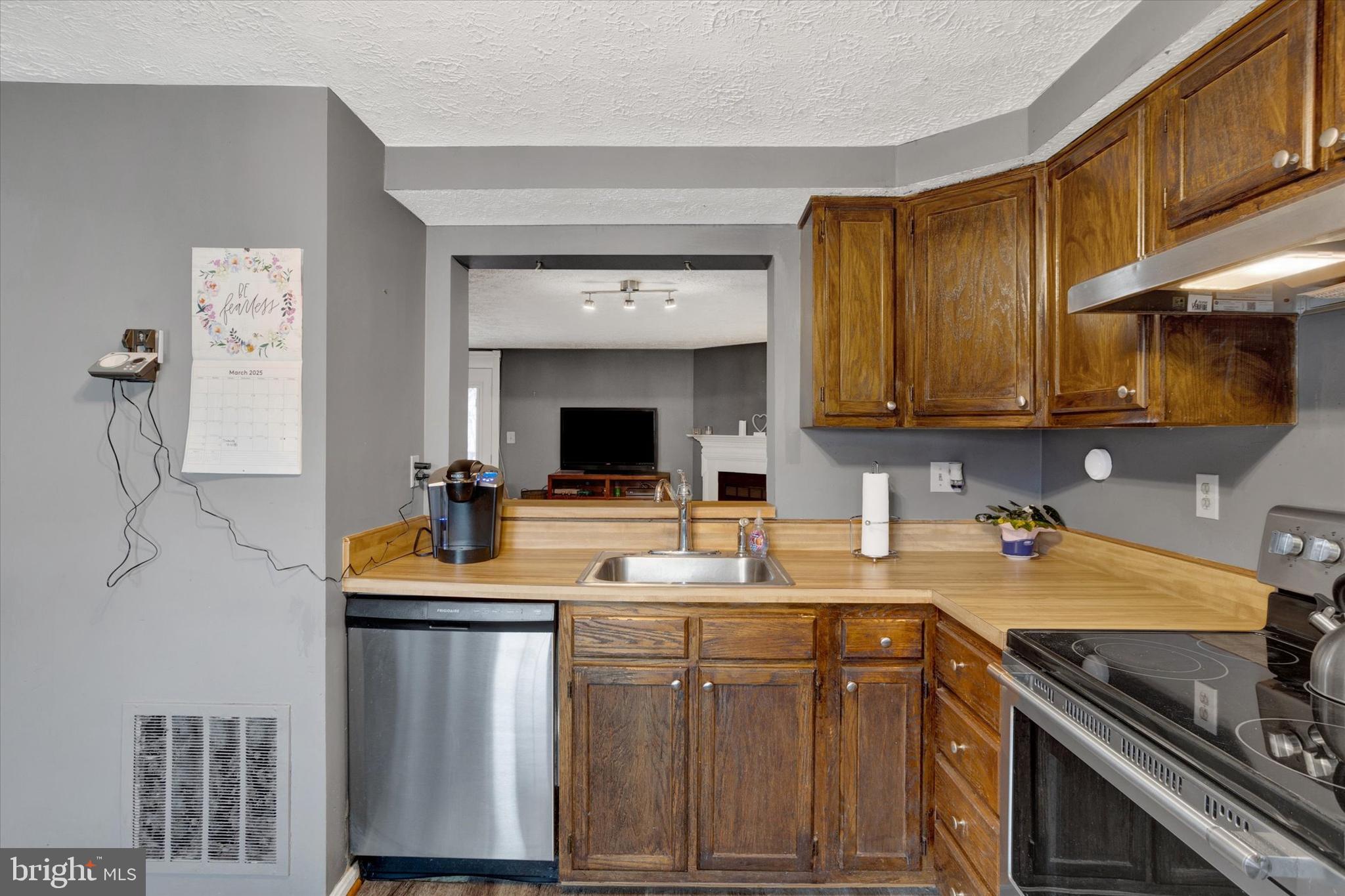 7278 Procopio Circle Columbia, MD 21046 - Photo 6 of 30 a kitchen with stainless steel appliances granite countertop a sink stove and cabinets