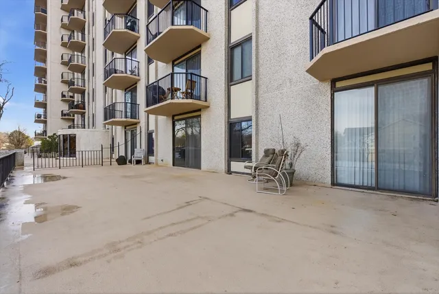 $229,000 | 190 South Wood Dale Road, Unit 208, Wood Dale, IL 60191