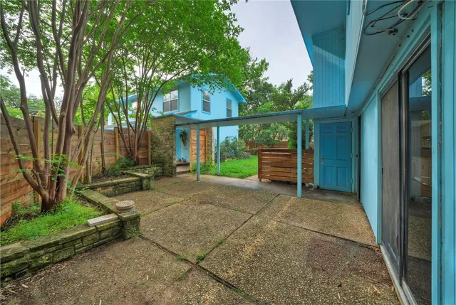 a view of backyard with a garden and trees