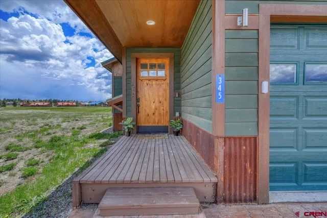 a view of a backyard with pathway