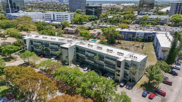 $2,000 | 1638 Embassy Drive, Unit 208, West Palm Beach, FL 33401