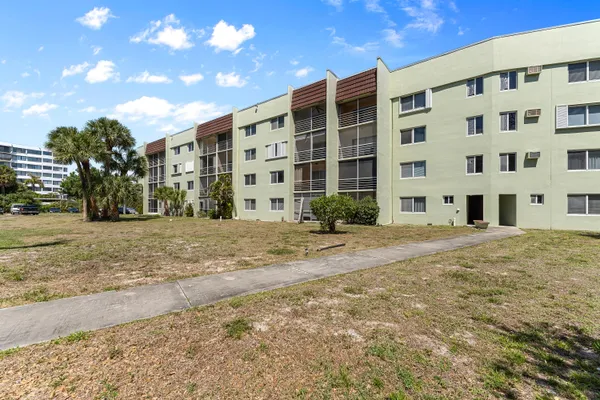 $2,000 | 1638 Embassy Drive, Unit 208, West Palm Beach, FL 33401