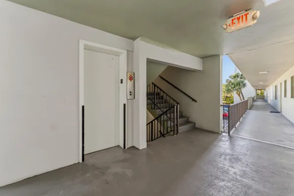 $2,000 | 1638 Embassy Drive, Unit 208, West Palm Beach, FL 33401