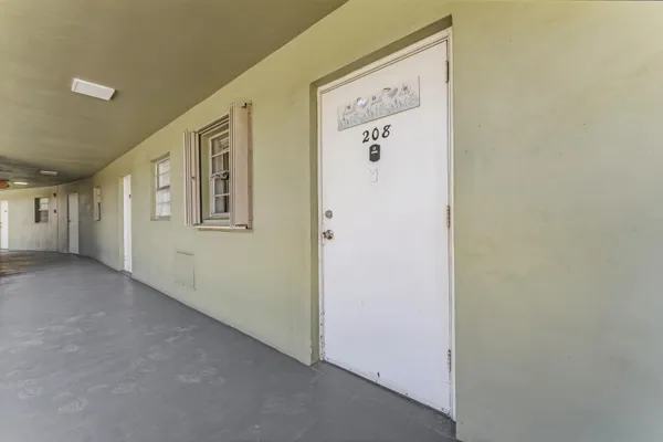 $2,000 | 1638 Embassy Drive, Unit 208, West Palm Beach, FL 33401