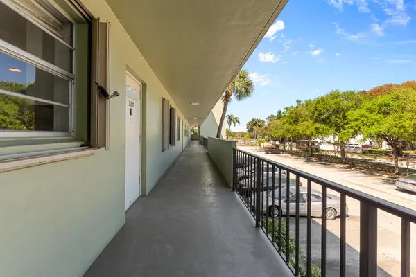 $2,000 | 1638 Embassy Drive, Unit 208, West Palm Beach, FL 33401