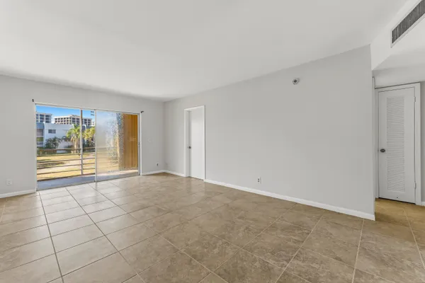 $2,000 | 1638 Embassy Drive, Unit 208, West Palm Beach, FL 33401