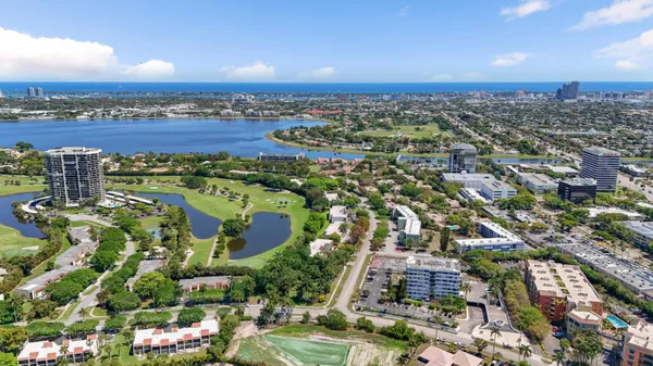 $2,000 | 1638 Embassy Drive, Unit 208, West Palm Beach, FL 33401