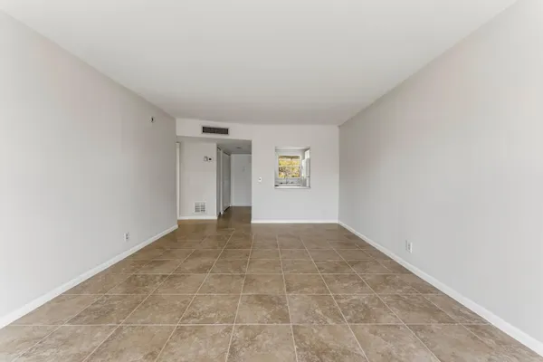 $2,000 | 1638 Embassy Drive, Unit 208, West Palm Beach, FL 33401