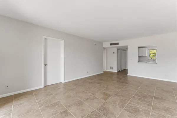 $2,000 | 1638 Embassy Drive, Unit 208, West Palm Beach, FL 33401