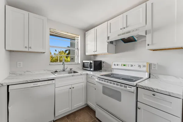 $2,000 | 1638 Embassy Drive, Unit 208, West Palm Beach, FL 33401