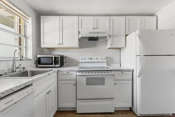 $2,000 | 1638 Embassy Drive, Unit 208, West Palm Beach, FL 33401