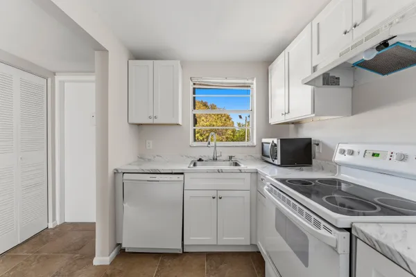 $2,000 | 1638 Embassy Drive, Unit 208, West Palm Beach, FL 33401