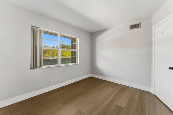 $2,000 | 1638 Embassy Drive, Unit 208, West Palm Beach, FL 33401