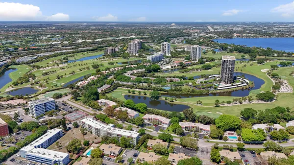 $2,000 | 1638 Embassy Drive, Unit 208, West Palm Beach, FL 33401