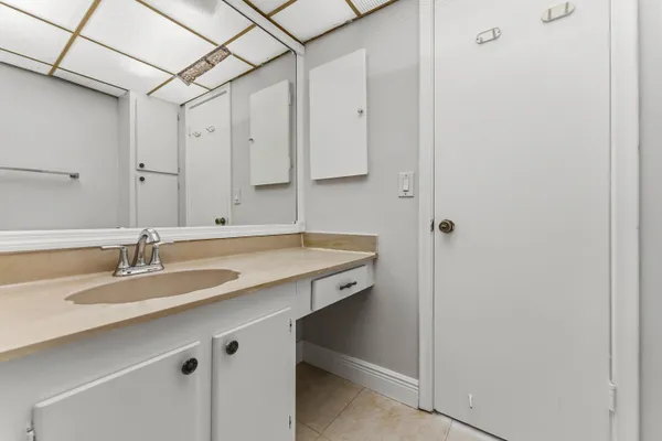 $2,000 | 1638 Embassy Drive, Unit 208, West Palm Beach, FL 33401