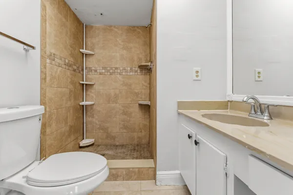 $2,000 | 1638 Embassy Drive, Unit 208, West Palm Beach, FL 33401