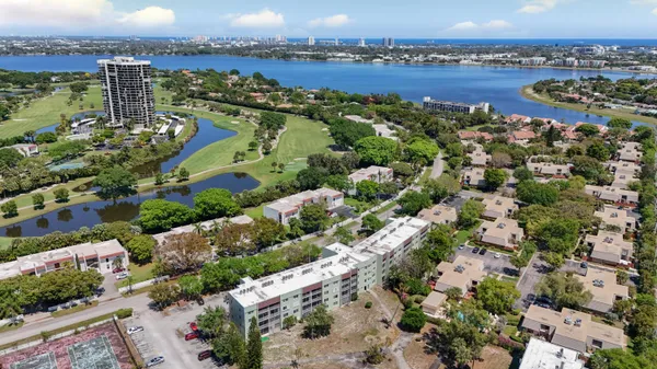 $2,000 | 1638 Embassy Drive, Unit 208, West Palm Beach, FL 33401